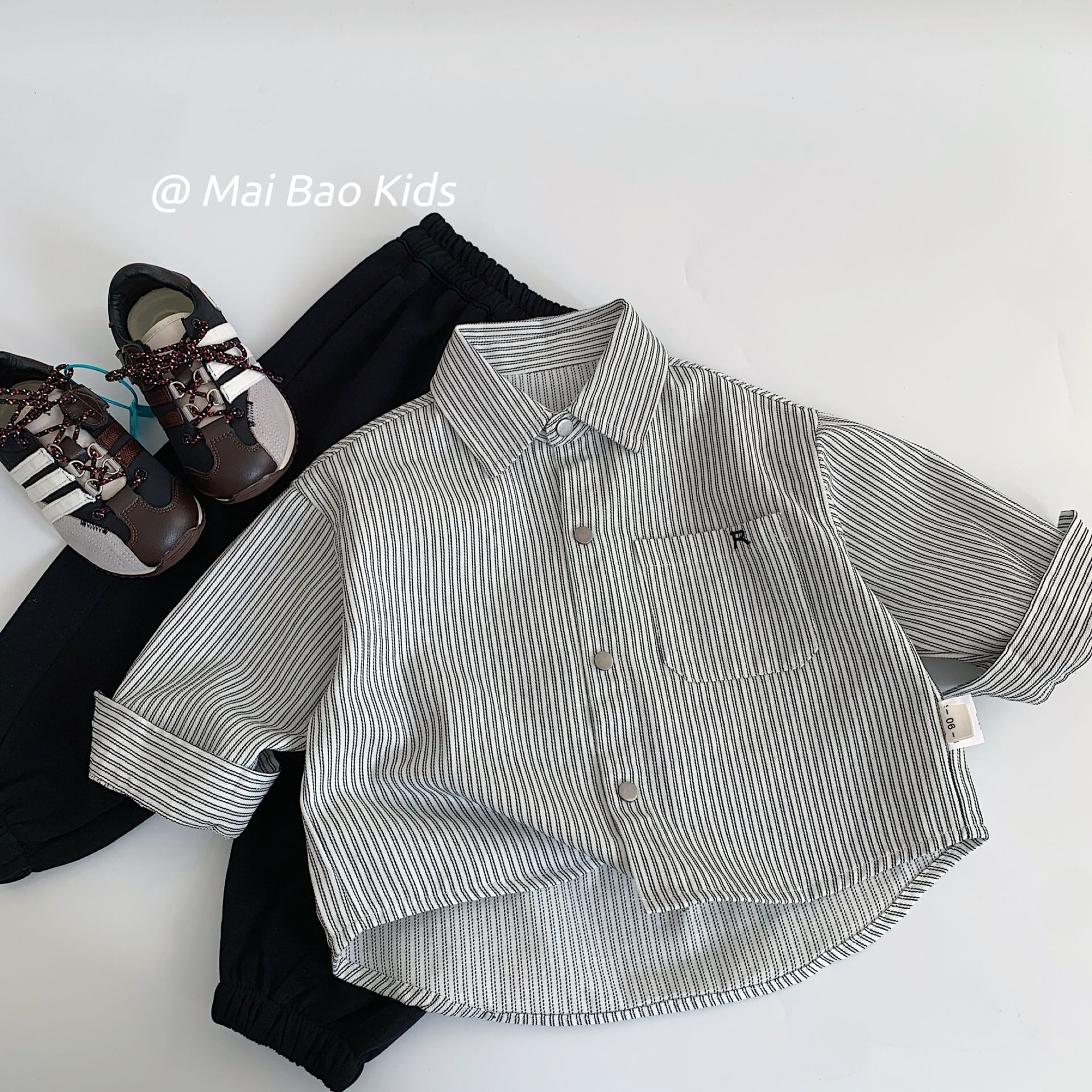 Mai Bao ropa infantil camisa infantil 2025 otoño nuevo modelo coreano para bebés varías camisa de manga larga a rayas verticales