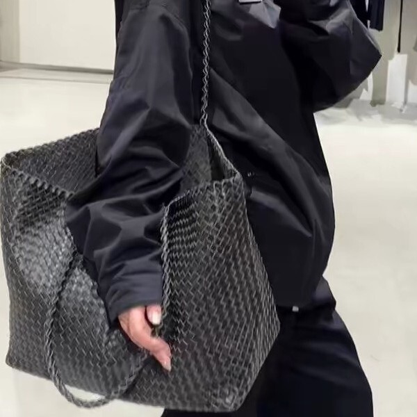 2026 Casual Fashion High-End Retro Large-Capacity Bucket Bag Underarm Commuter Handmade Tote Woven Bag for Women