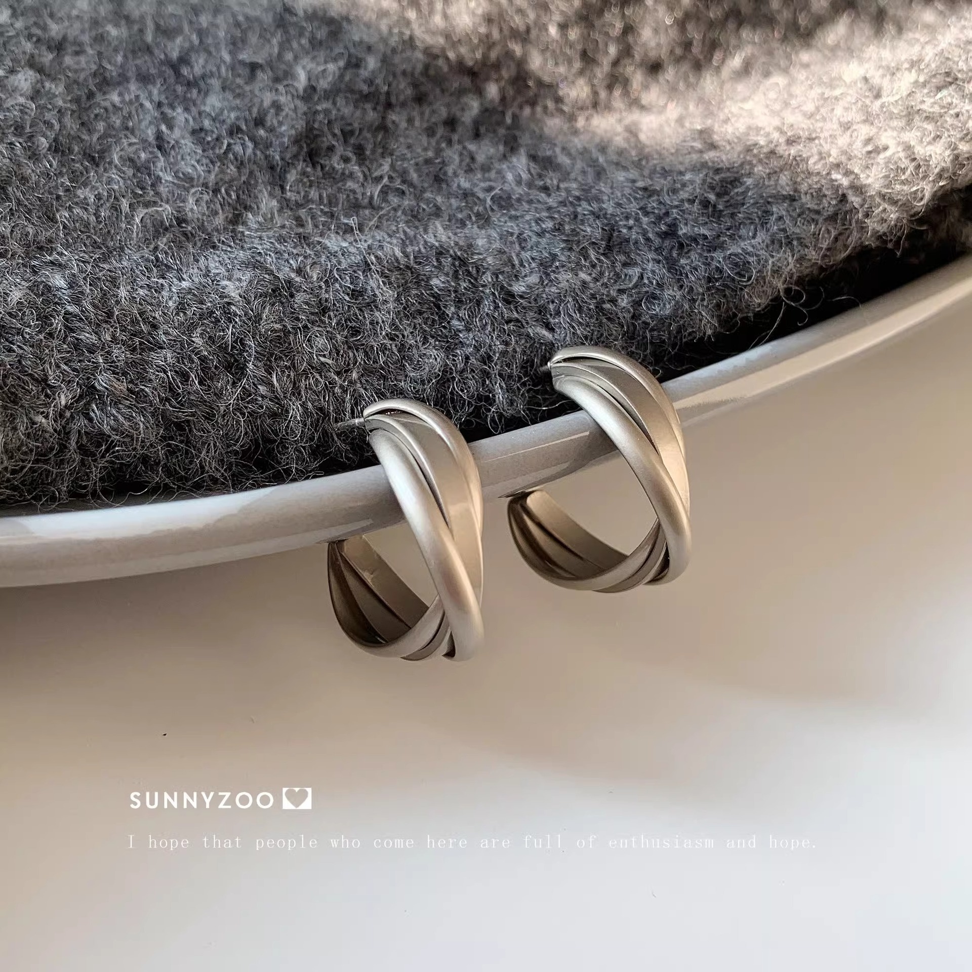 몽콕 거리 크로스 라인 건 그레이 귀걸이 틈새 한국 스타일 심플 디자인 고급 센스 귀걸이 크로스 국경 핫 세일