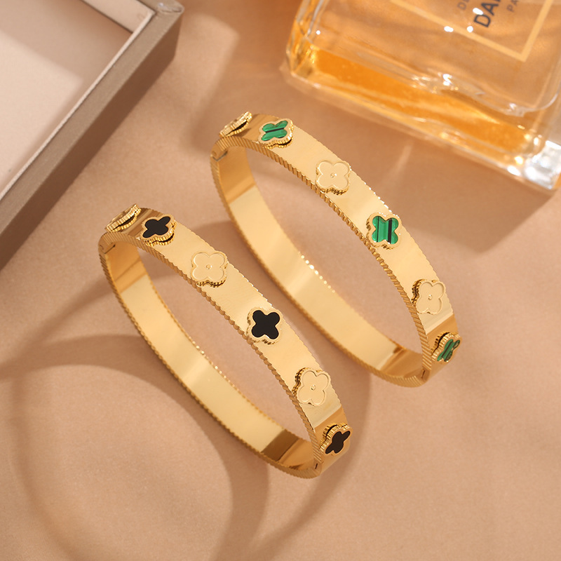 Seis pulseras de tetrafolia