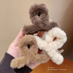 秋冬のぬいぐるみは女の子の後頭部を挟んで、サメの頭飾りファッションの高級感があります。