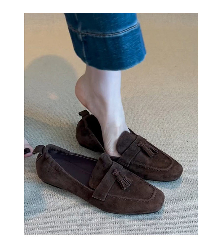Giày lười nữ mũi vuông tua rua bằng da bò thật, đế bằng, gót thấp 1–3 cm — Màu đen, còn hàng, đốm nâu chi tiết 4
