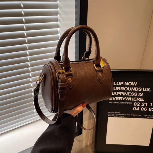 Stylish cylindrical bag for fall/winter: New European and American retro design—trendy shoulder, crossbody, and pillow-style bags for women; chic mini crossbody options.