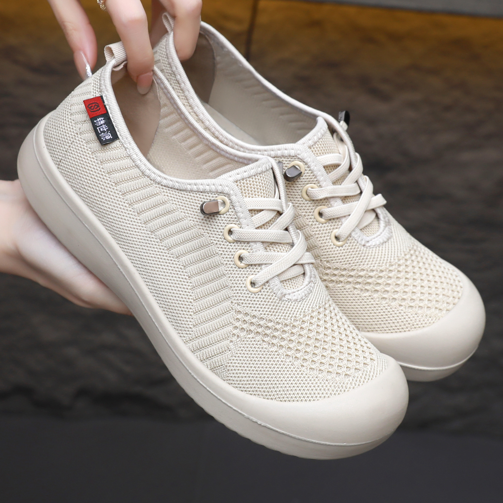 Zapatos de mujer zapatos casuales de primavera zapatos planos ligeros de moda versátil zapatos de madre con suela suave no cansados pies transpirables zapatos de tela única