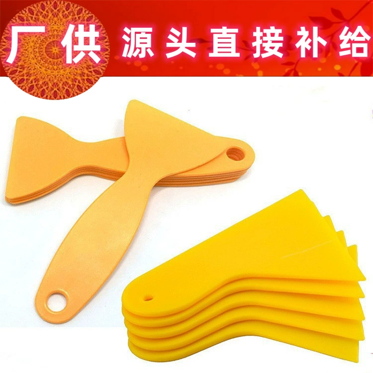 Инструменты для нанесения автомобильной пленки: скребок для кромок, уплотнитель для зазоров, маленький скребок для кромок, треугольный скребок для углов.