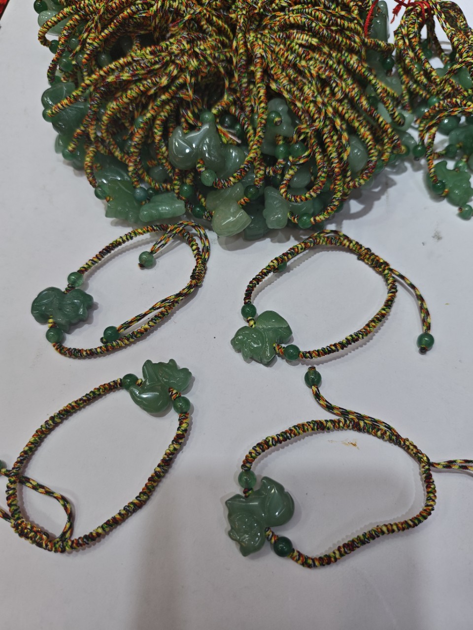 绿东陵公鸡编绳手链朱砂手链公鸡生肖翡翠A货手串红绳五彩绳批发