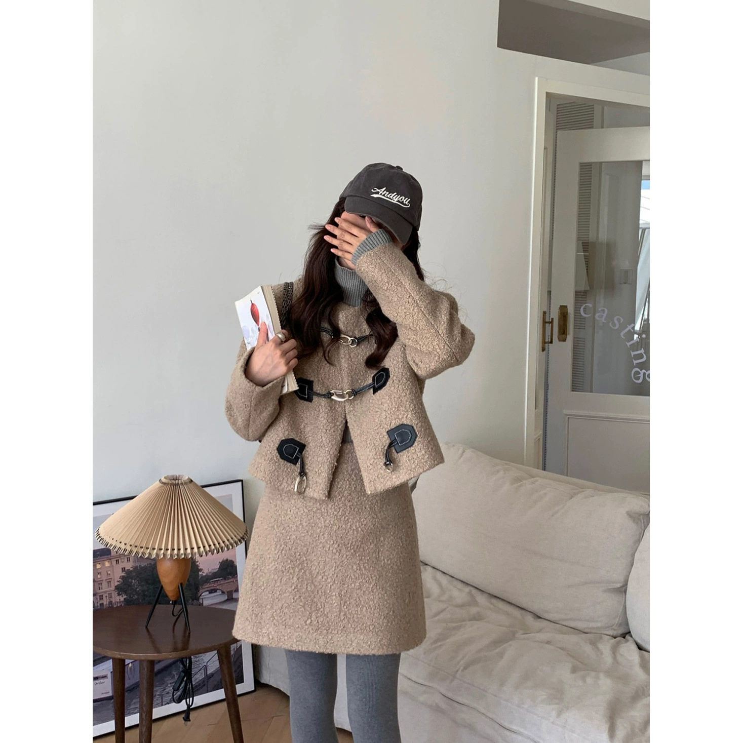 Yienou inbyin контрастного цвета кожаная металлическая пряжка с крючком зимнее Короткое шерстяное пальто с круглым вырезом Женская ниша для дизайна