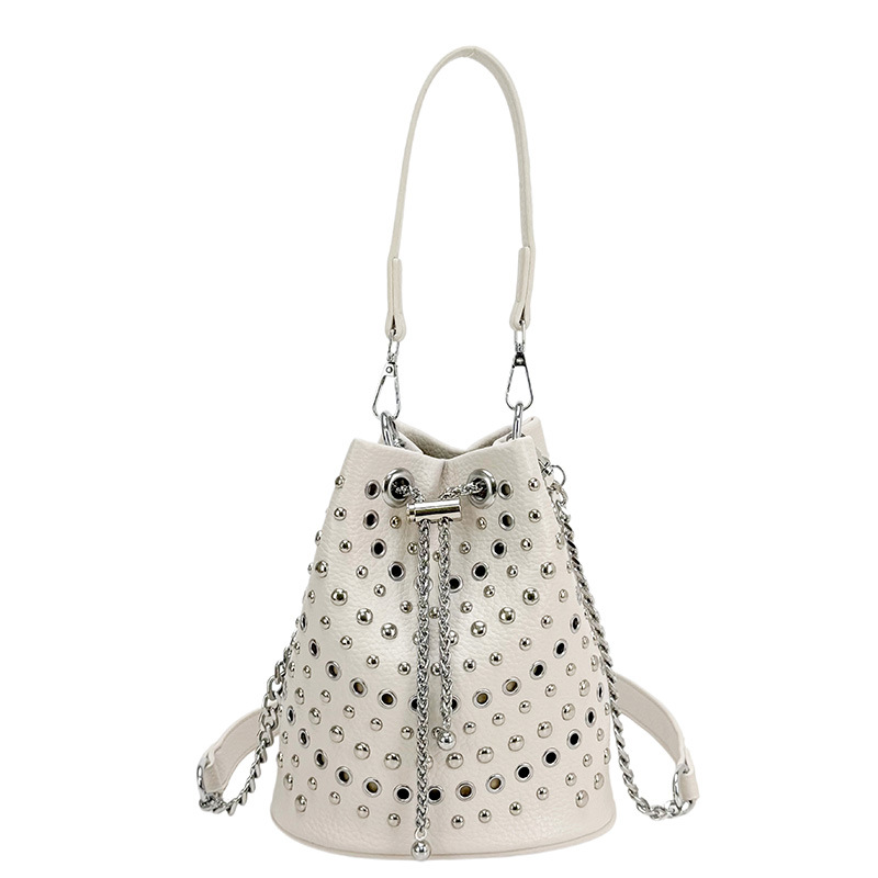 La versión coreana de nicho Zhong remaches bolso de cubo portátil para mujeres 2026 nueva textura transfronteriza de alta calidad lujosa mochila de hombro ligera