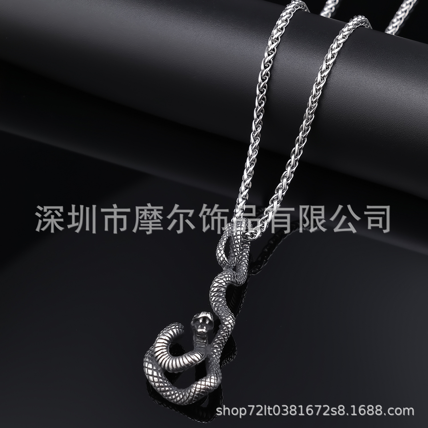 Cross-border europeo y americano hip hop colgante largo domineering serpiente en forma de joyería de los hombres de la vendimia personalizada collar de acero de titanio en stock