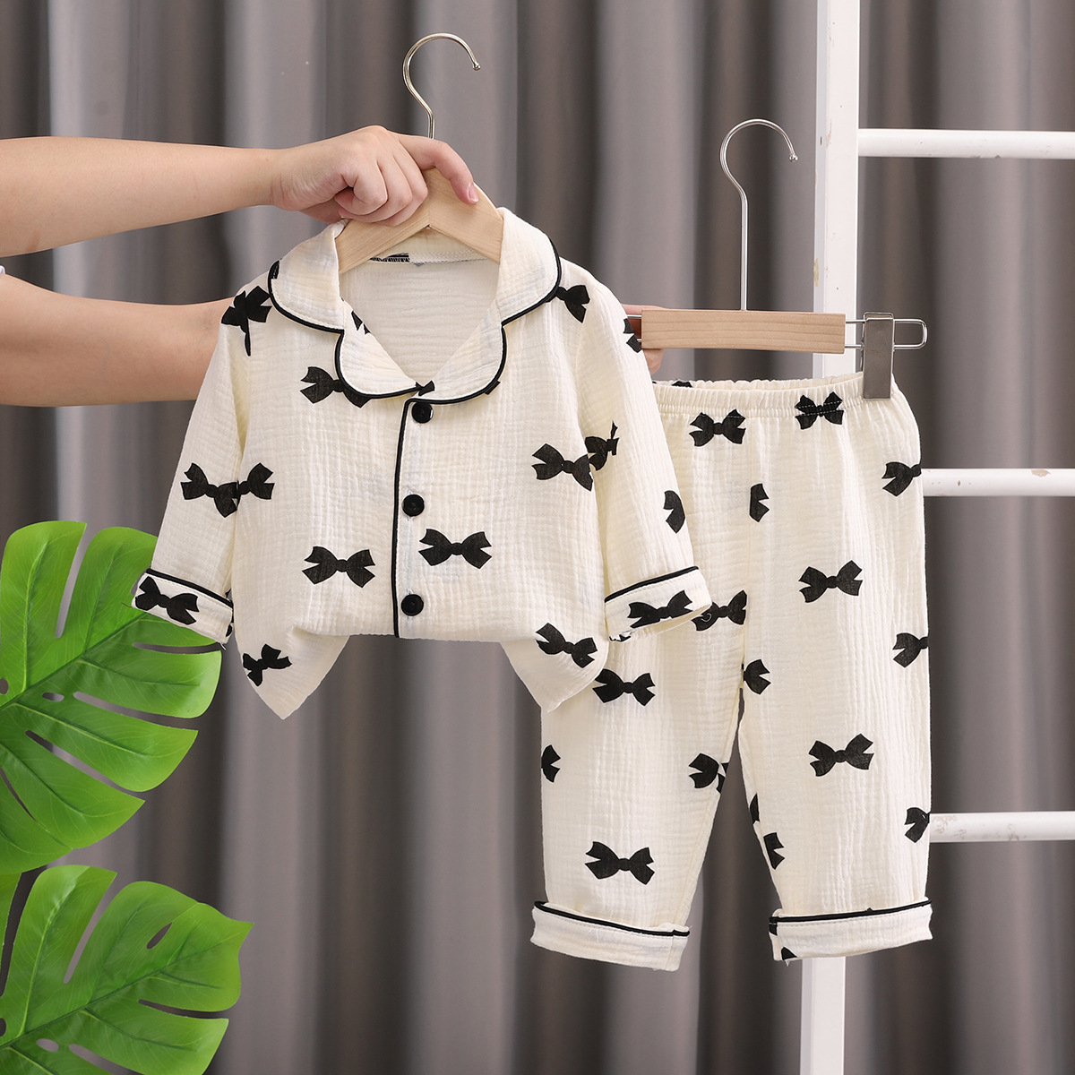 供应春秋儿童家居服 卡通蝴蝶结开襟小童睡衣 长袖空调家居服童装