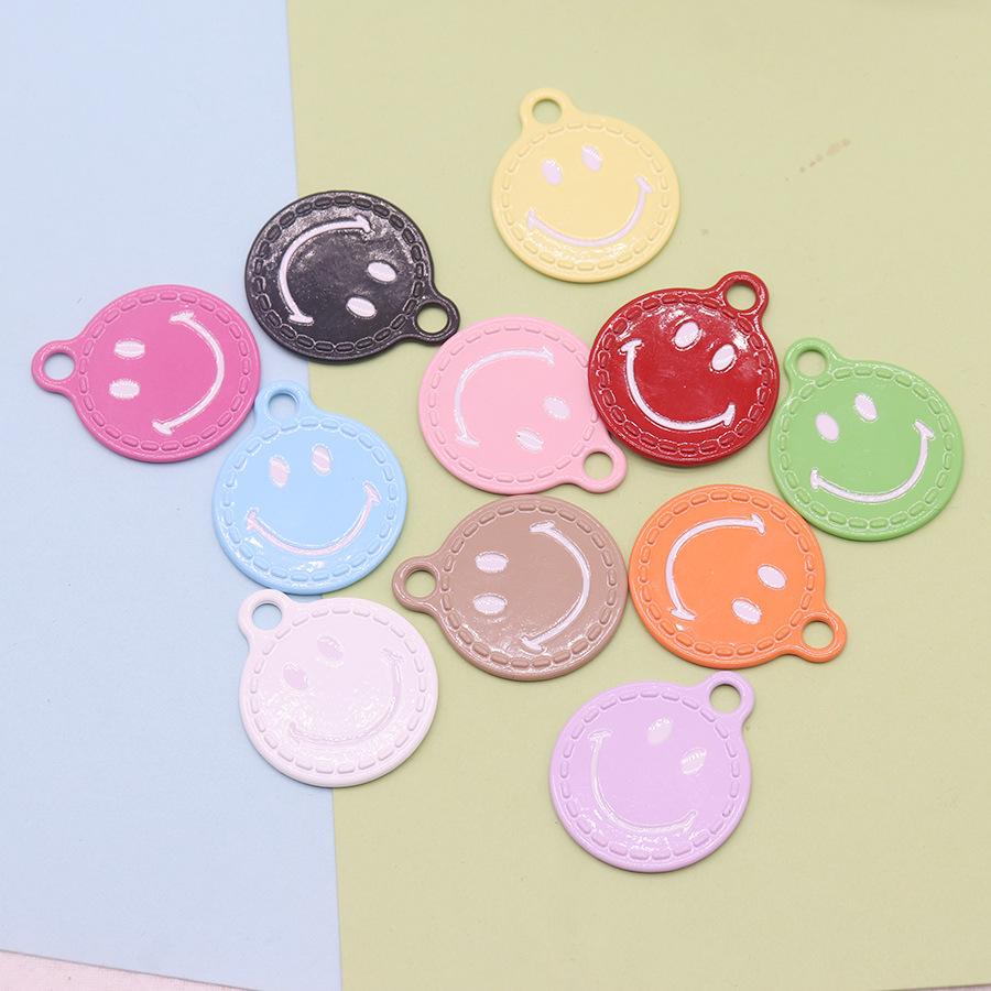 Ventas transfronterizas de color sonriente aleación de pulverización pintada sonrisa dulce colgante DIY auriculares collares joyas accesorios