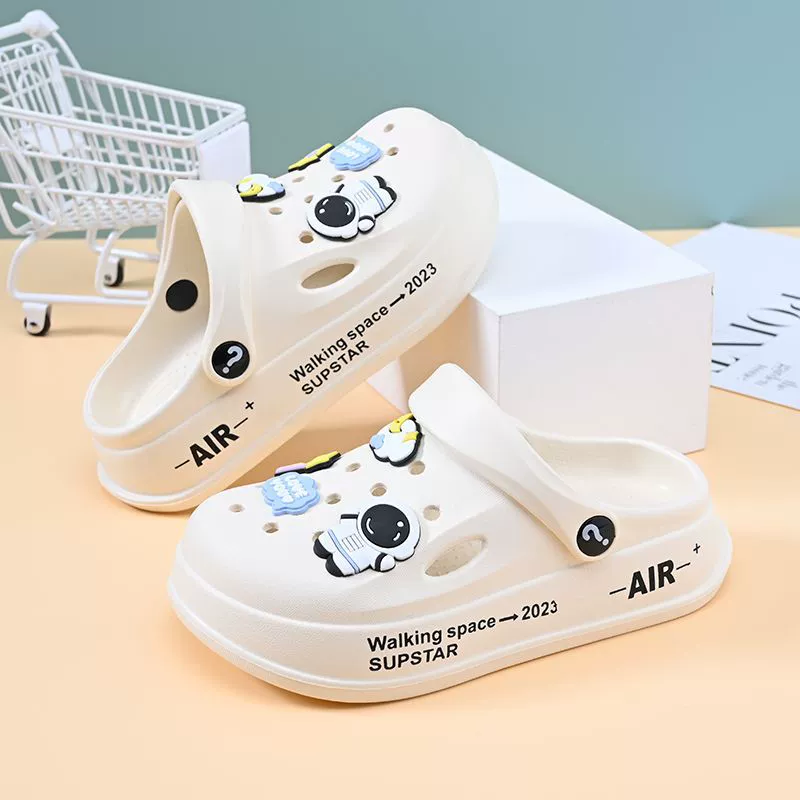 Детские космические летние тапочки в стиле Crocs для мальчиков нескользящая детская милая пляжная обувь на платформе подходят для подростков подходят для носки на улице