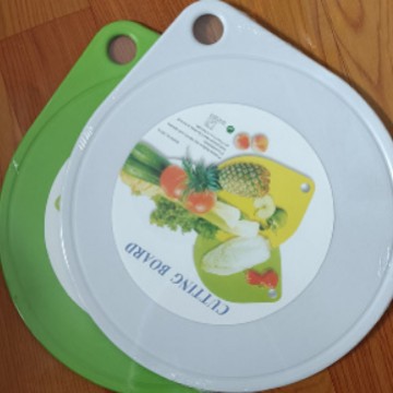 Tabla de cortar de plástico de Yiwu tabla de cortar al por mayor tabla de cortar de doble cara tabla de cortar de frutas creativa fideos enrollados tabla de cortar de cuchillos domésticos