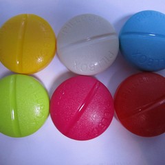 工場直販の人気商品、新型四格子円形回転式四分割プラスチック製薬箱、丸薬用仕切り