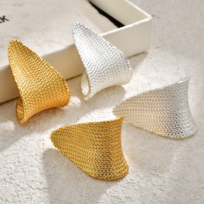 Cross-Border European and American Style Curly Willow Leaf Earrings High-End Light Luxury Sparkling Chain Texture Exaggerated Fashion Earrings Earrings Cross-Border European and American Style Curly Willow Leaf Earrings High-End Light Luxury Sparkling Chain Texture Exaggerated Fashion Earrings Earrings