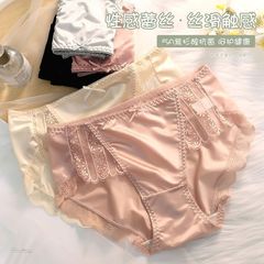 下着の女性は軽くて豪華なハイエンドのレースのセクシーさがありません。