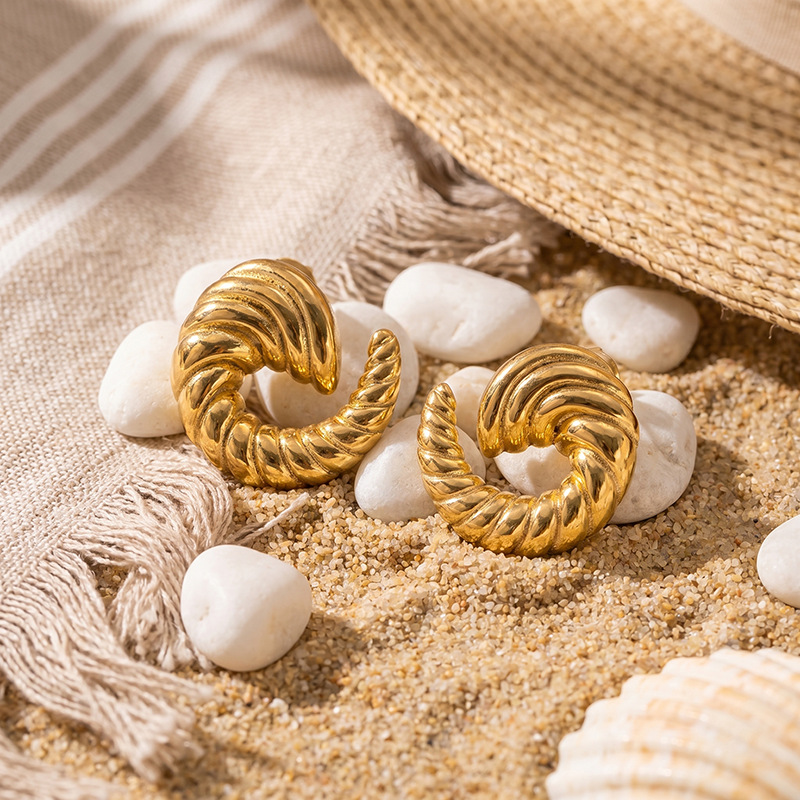 Tina Europa y los Estados Unidos acero inoxidable transfronterizo chapado en oro real 18k no se desvanece oro exagerado aretes de cuerno curvo joyas mujeres