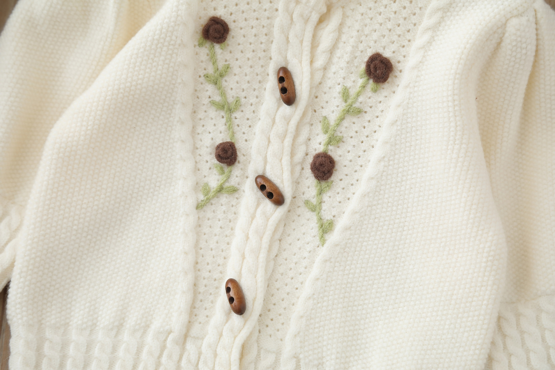 Set pantaloni tricotați din două piese pentru fete, toamnă/iarnă 2024, model nou, model Treasure, model lucrat manual cu flori_voghion.com