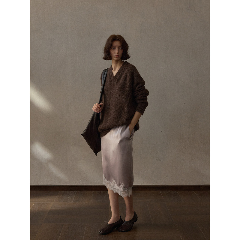 【识几】Sheep and Camel Hair Blend Fluffy V-Neck Sweater for Women, Autumn Commuting Loose Pullover M63419