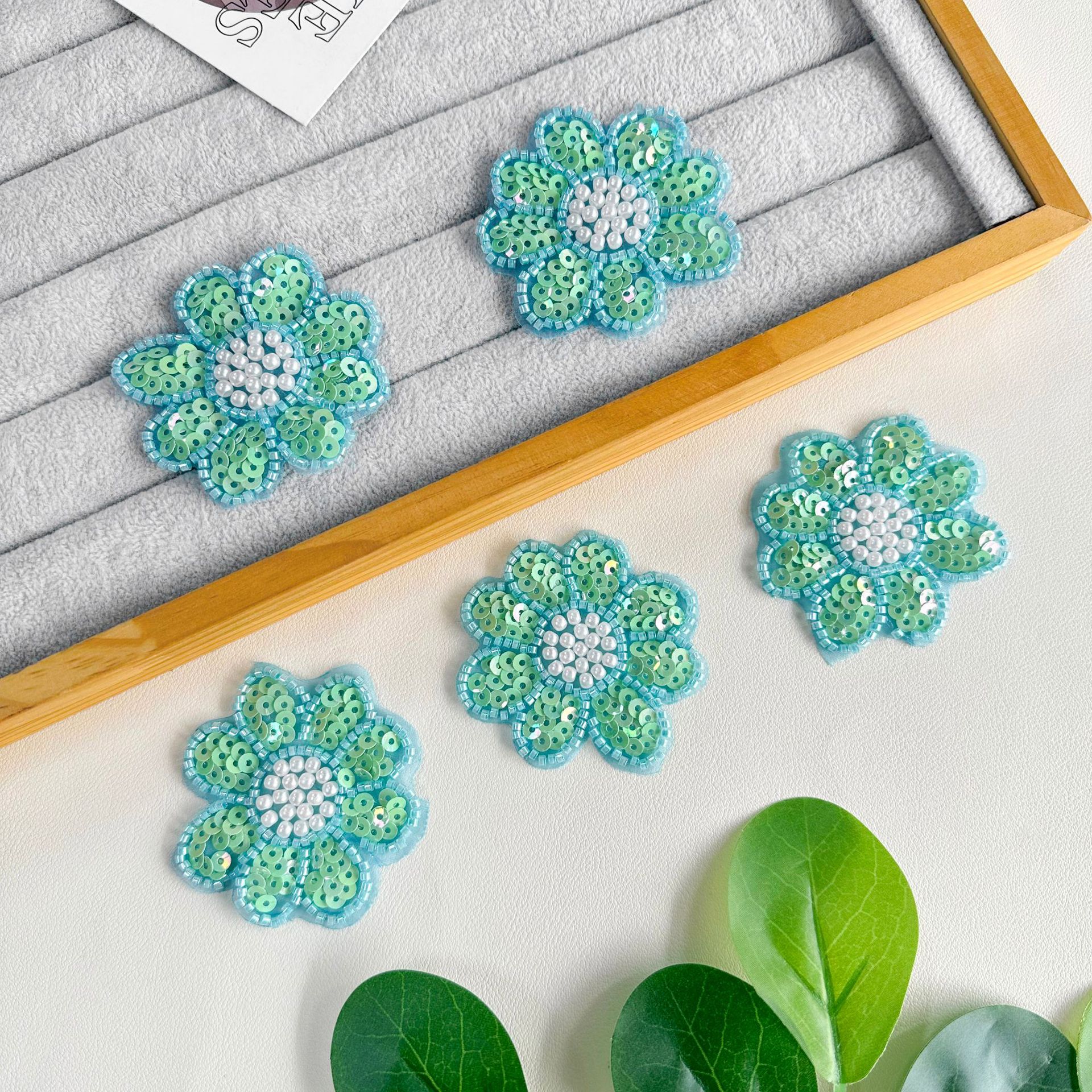 Mayorista brillante DIY material de decoración pequeña flor parche cuentas accesorios estéreo hechos a mano bajo precio suministro de stock