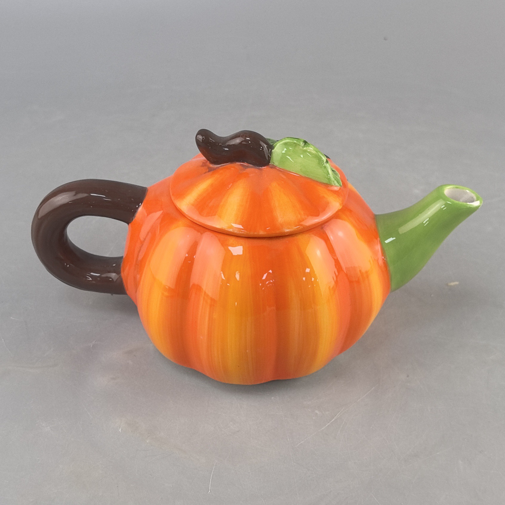 Creativo de Halloween transfronterizo dibujos animados encantadores creativos con hojas de calabaza jar cerámica con tapa de calabaza tetera de simulación