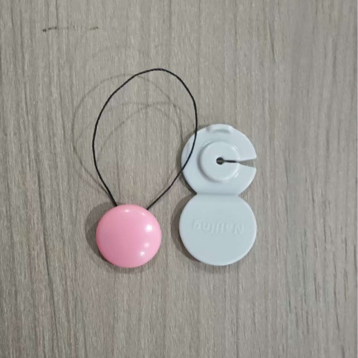 광택 있는 실이 있는 퀼트 홀더 핑크색 주사기 없음