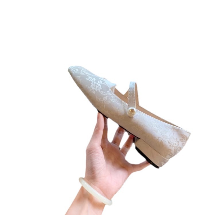 Versión de piel de oveja ~ Guofeng nuevos zapatos de estilo chino para mujer con falda jacquard de satén de perlas con cabeza cuadrada zapatos Mary Jane
