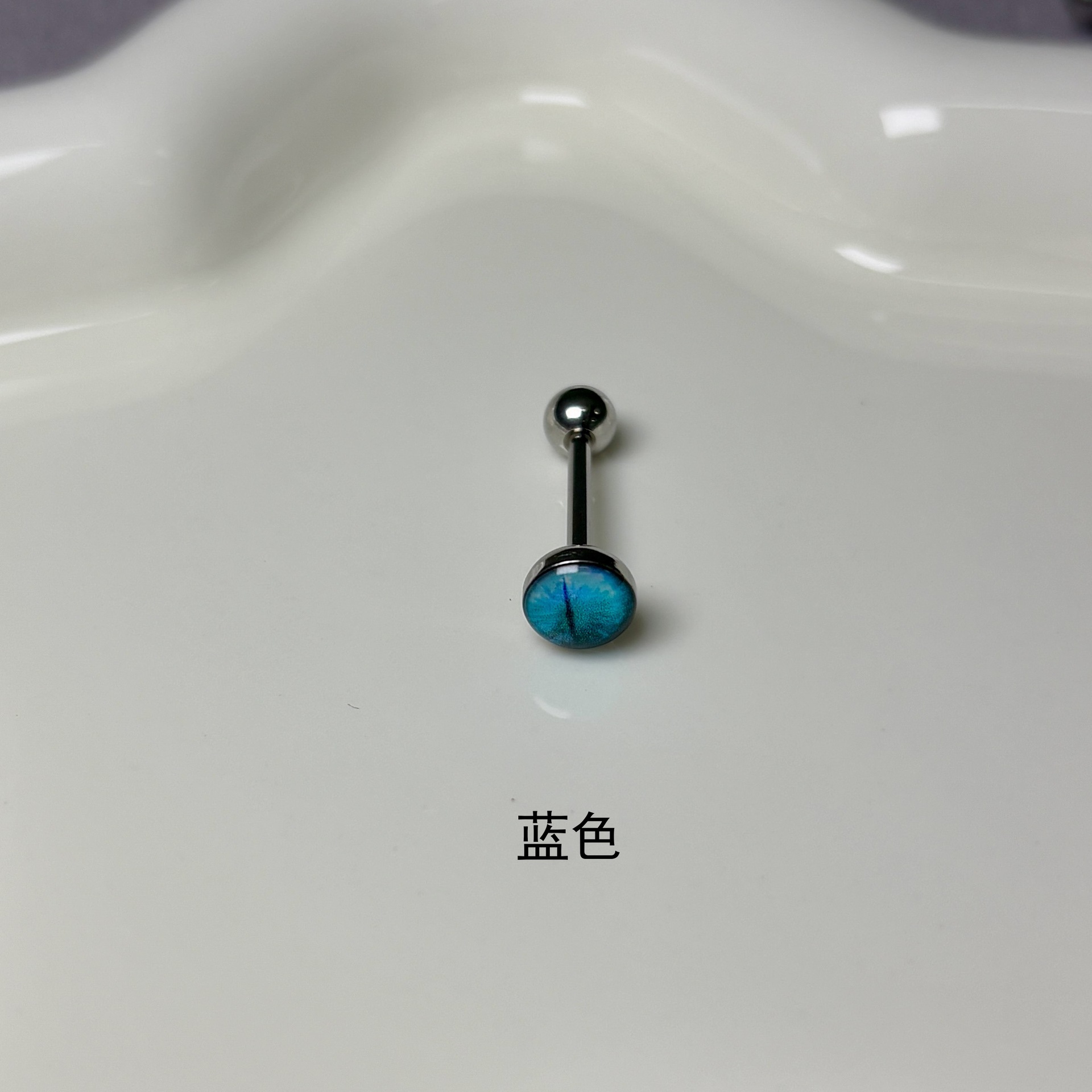 16G labret stud size and finish detail