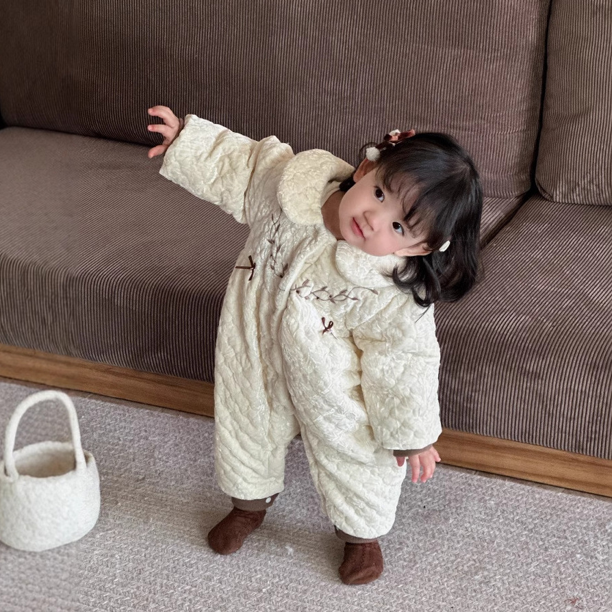 2024 nuevo bebé invierno niña bebé bordado lazo cálido cómodo y grueso lindo mono de bebé