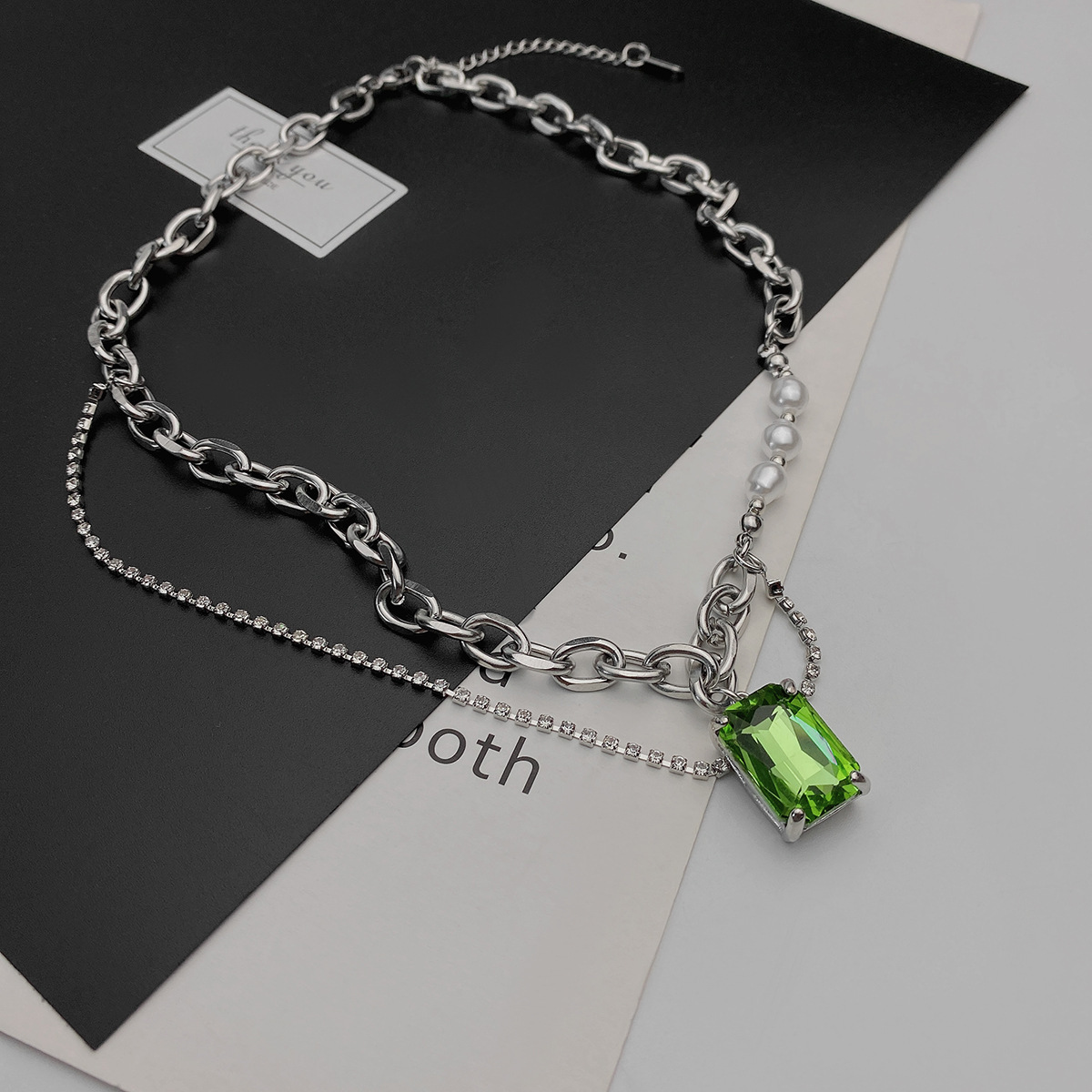 Vintage Green Diamond Light Inlaid Titanium Steel Stacking Clavicle Chain display picture 3