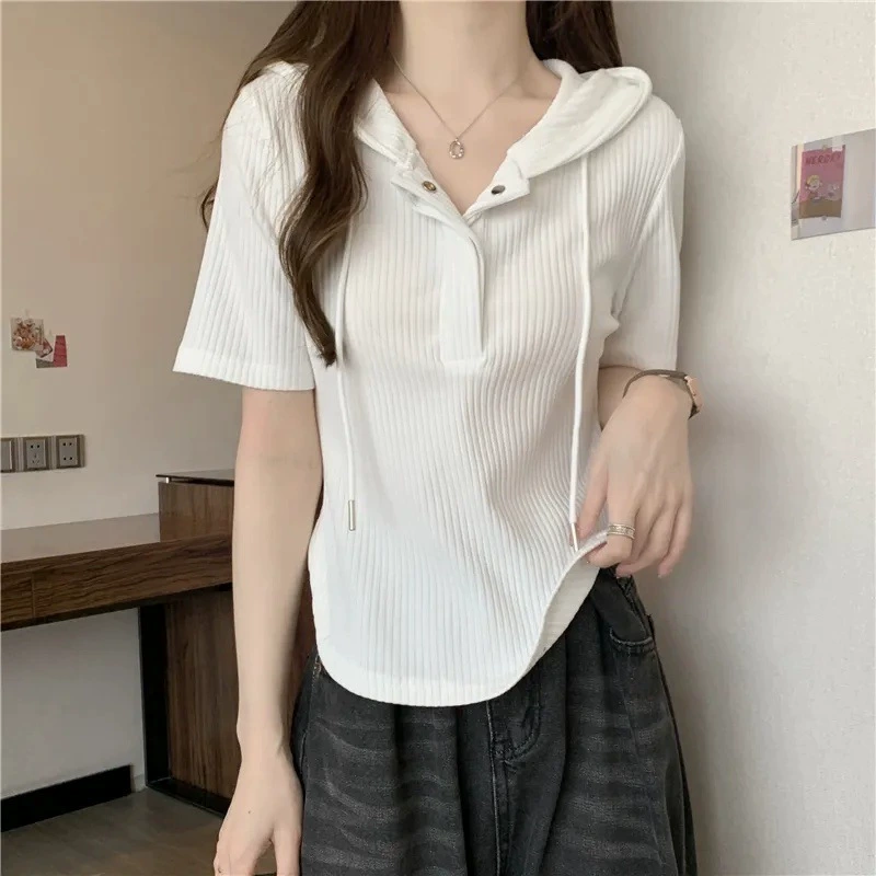 Женская рубашка с короткими рукавами и капюшоном на правое плечо, новинка 2025 года, летняя универсальная повседневная рубашка большого размера, утягивающий топ, закрывающий живот
