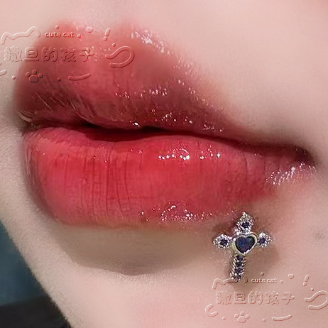 Silver pointed spike labret stud material detail