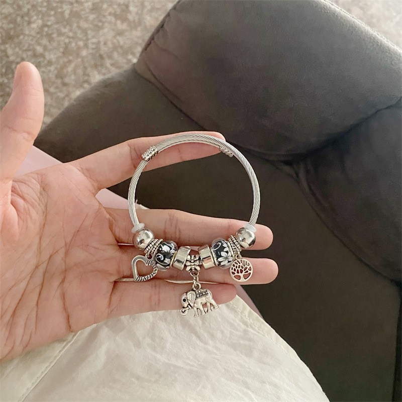 Nicho de la moda versátil pulsera de alto grado de lujo luz diseño personalizado pulsera de Saturno abierto de diamantes incrustado transfronterizo