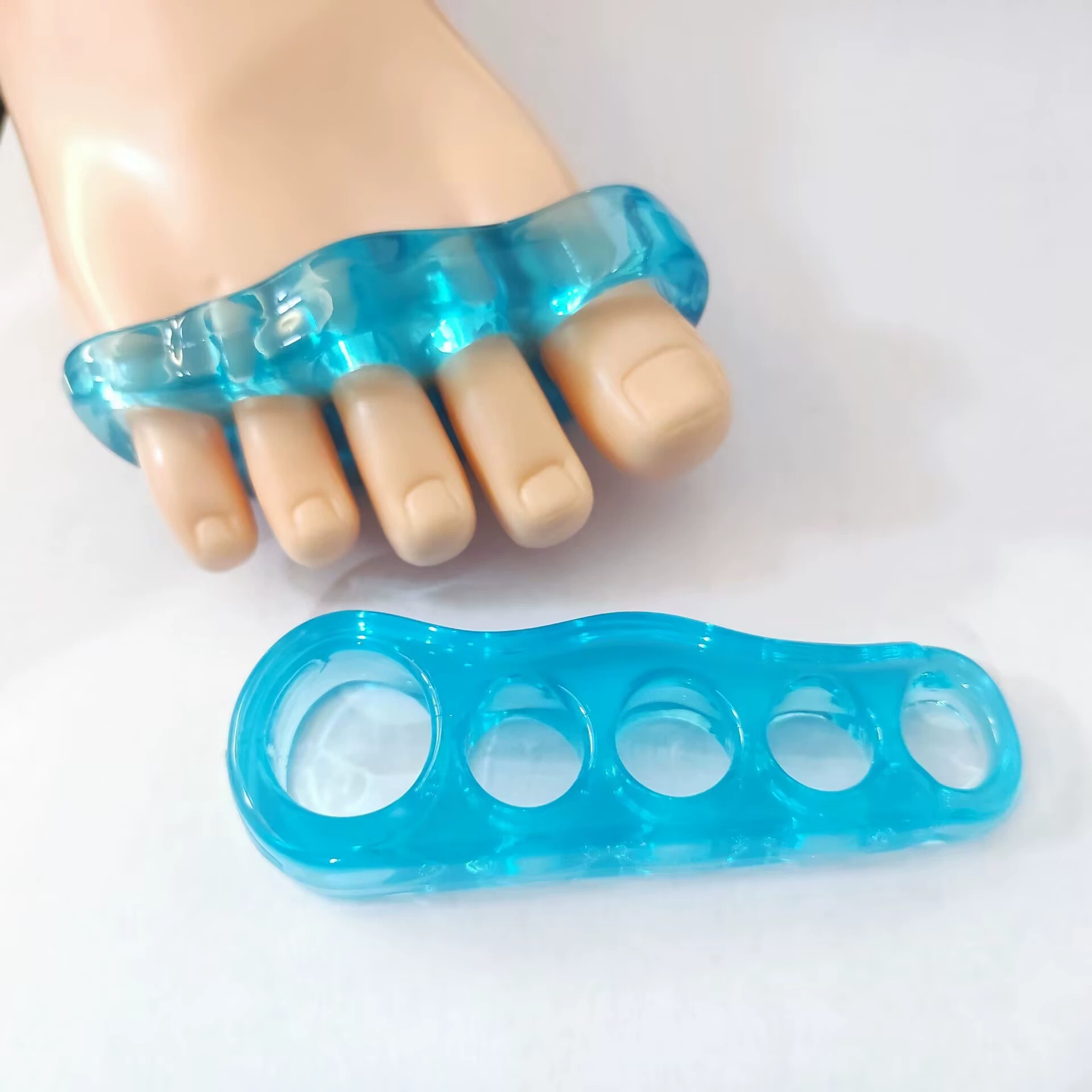 Синий разделитель на пальцы с пятью отверстиями