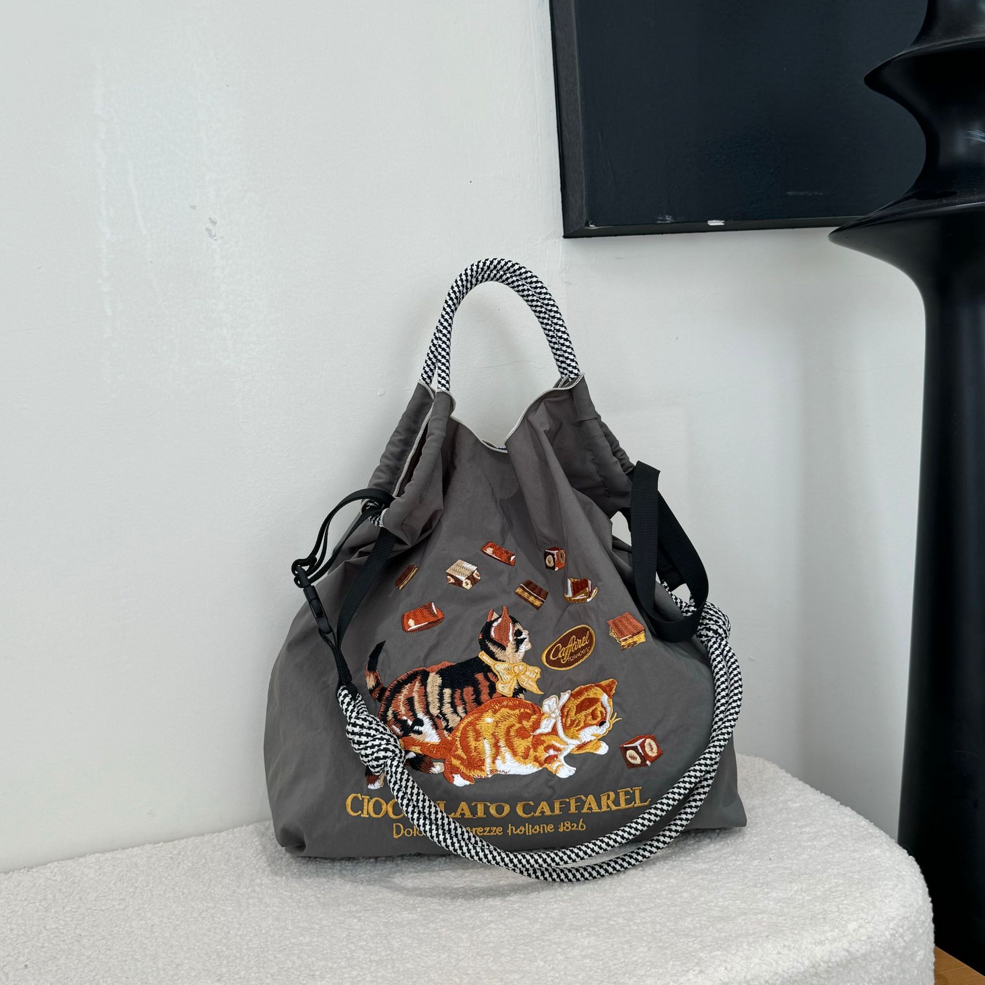 회색 초콜릿 고양이