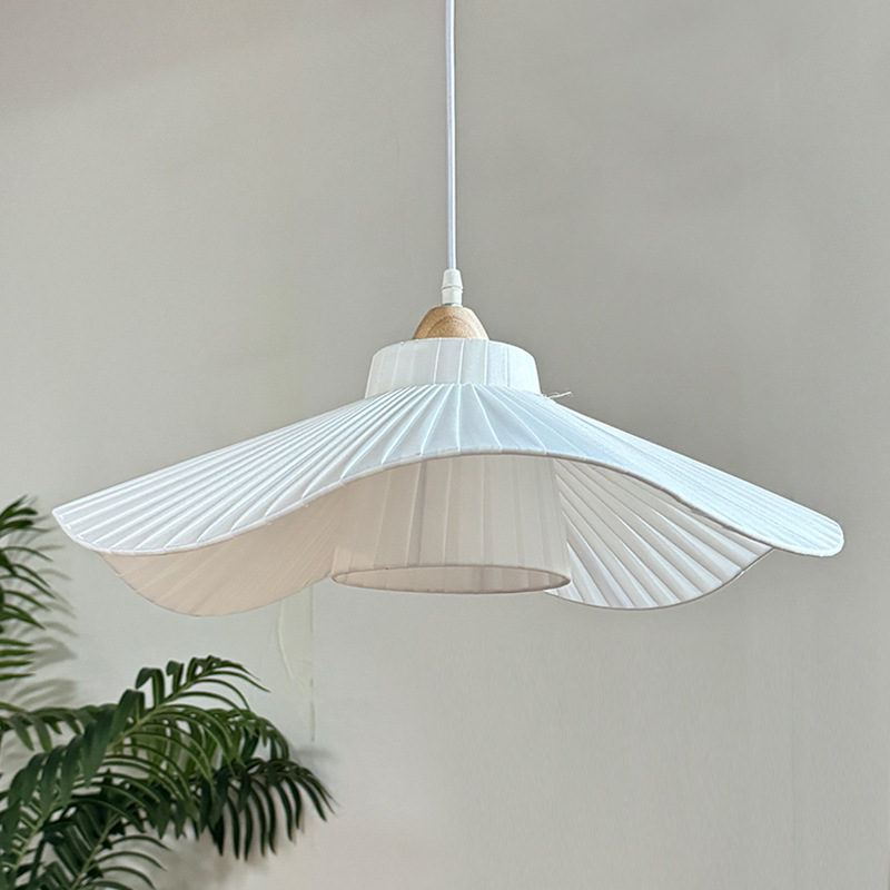 Lámpara de tela roja en línea Nórdica ins diseñador de arte de viento crema lámparas de dormitorio principal sensación de alto nivel de tela simple