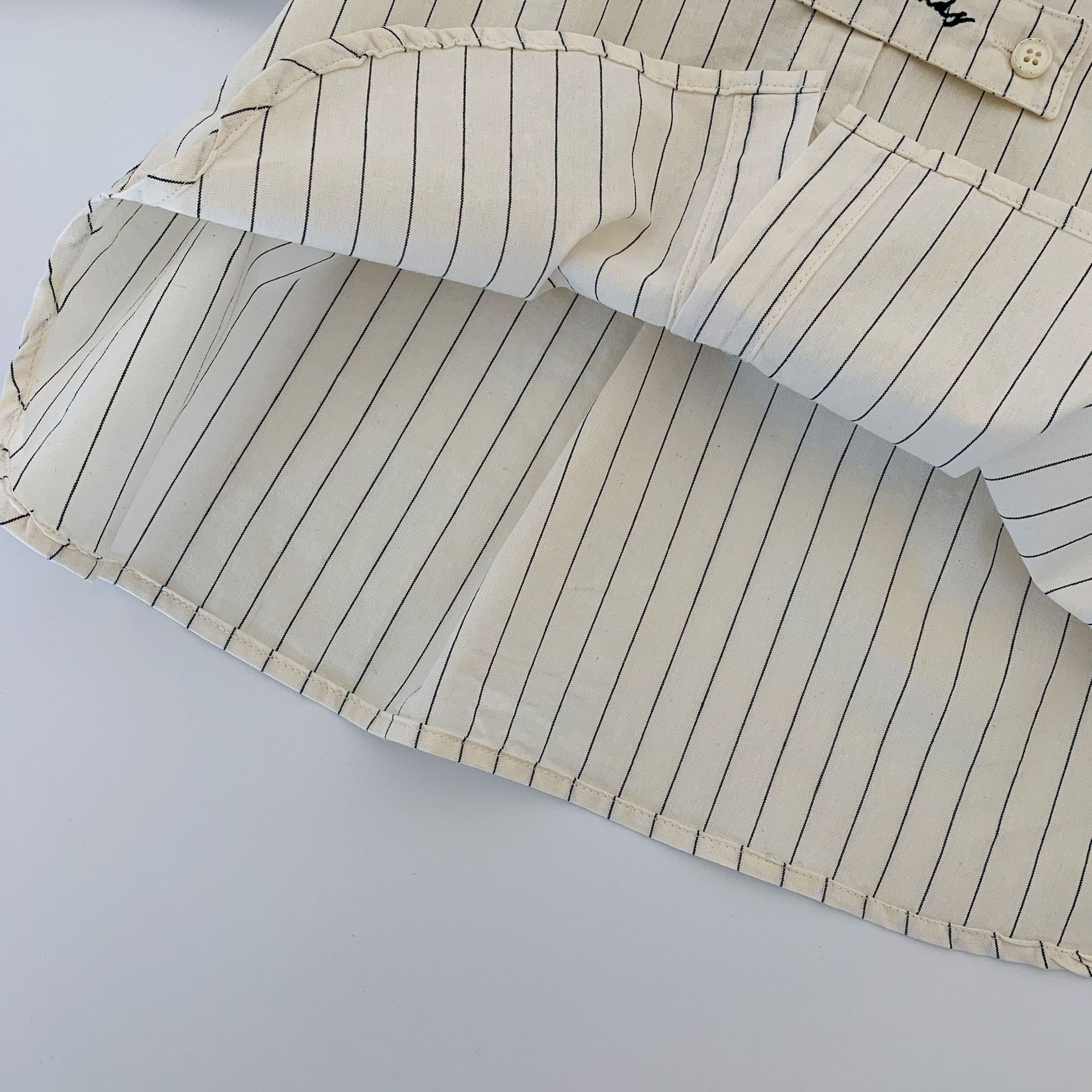 Camisas infantiles de Mai Bao 2025 otoño para niños Camisas casuales bordadas a rayas para niños de media edad, camisas coreanas de moda