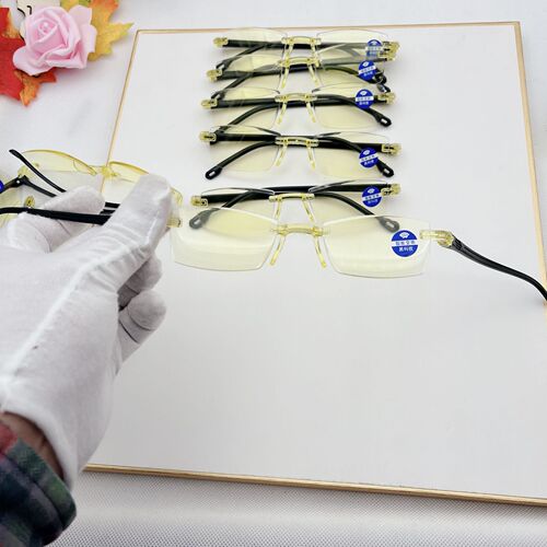 Smart Zoom Yellow Frame Reading Glasses for Sale, Blue Light Blocking, Street Stall, Frameless, Comfortable Elderly Glasses, Factory Wholesale