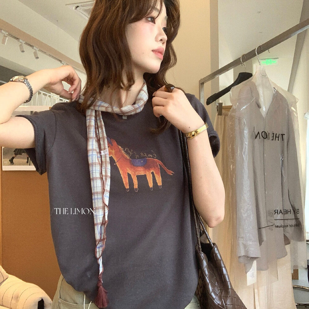 Áo thun nữ cổ tròn tay ngắn in hình ngựa hoạt hình kèm khăn lụa — Xám cacbon, màu trắng, màu kaki