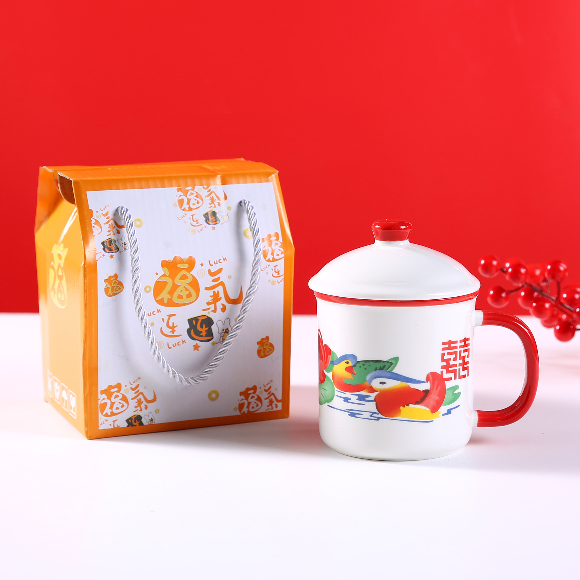 뚜껑이있는 빈티지 컵