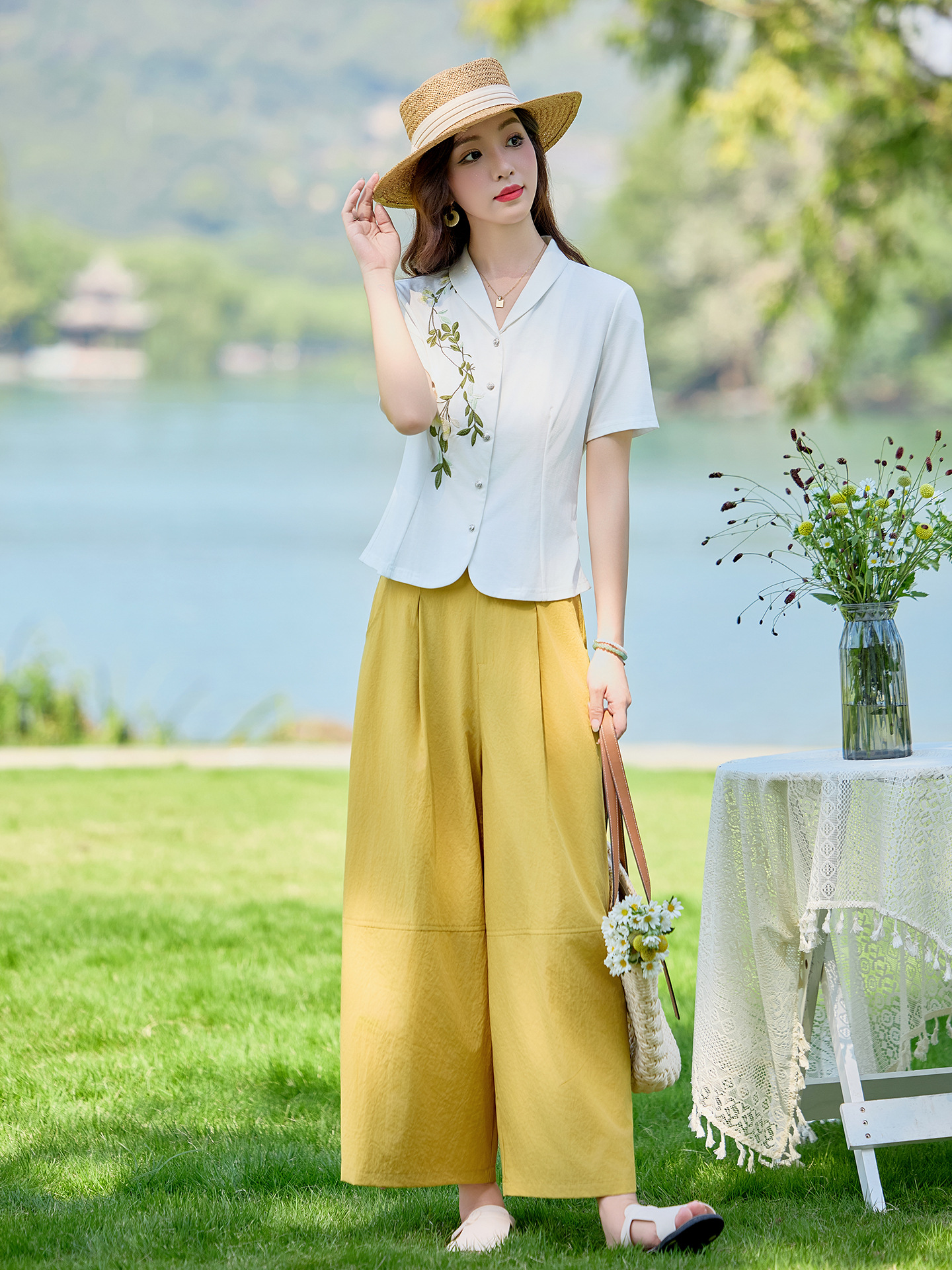 Bộ hai mảnh áo sơ mi thêu hoa kết hợp chân váy cạp cao tay bồng — Màu ảnh