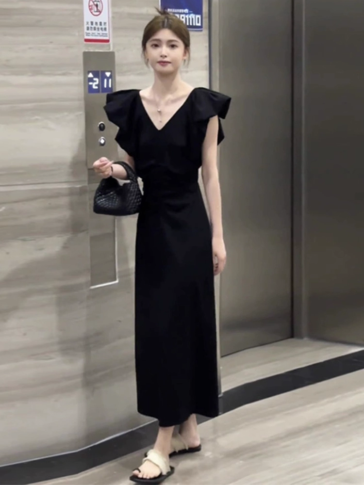 Черное платье с v-образным вырезом и маленькими летящими рукавами для женщин, лето 2025, новая миниатюрная длинная юбка во французском стиле в стиле Хепберн