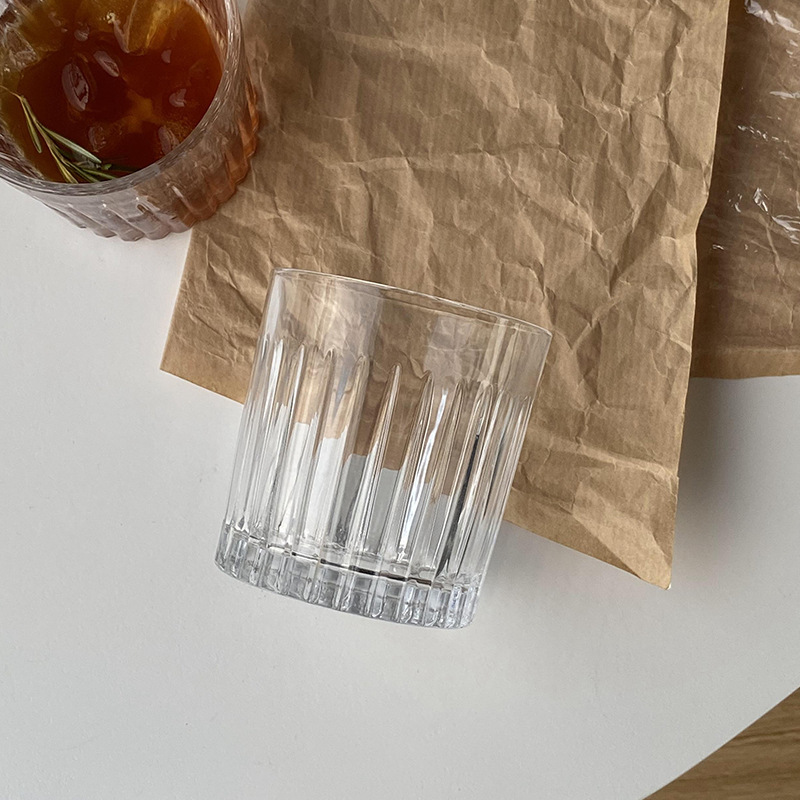Bicchiere minimalista a righe in stile Ins, ideale per whisky, vino, caffè, succhi di frutta e bevande. Bicchiere per acqua dal design elegante._voghion.com