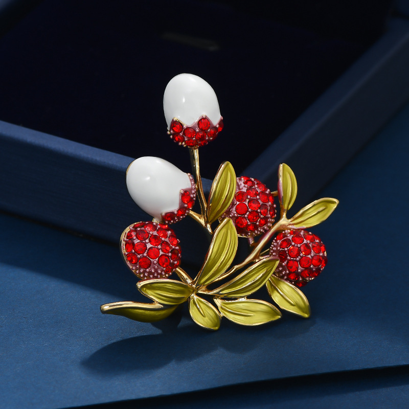 Dulce lichi broche de fruta nicho femenino de alta calidad diseño literario flores de pecho de moda temperamento broche accesorios de traje image 3