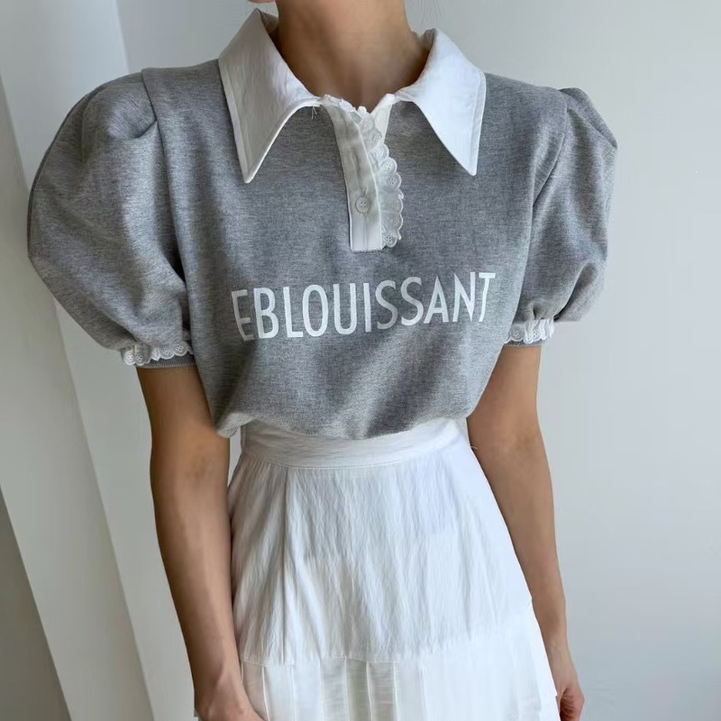 Korean Style Color-Blocking Polo Collar Letter Print Sweatshirt for Women, Summer 2026, Youthful and Stylish, with Lace Puff Sleeves, Trendy Top Korean Style Color-Blocking Polo Collar Letter Print Sweatshirt for Women, Summer 2026, Youthful and Stylish, with Lace Puff Sleeves, Trendy Top