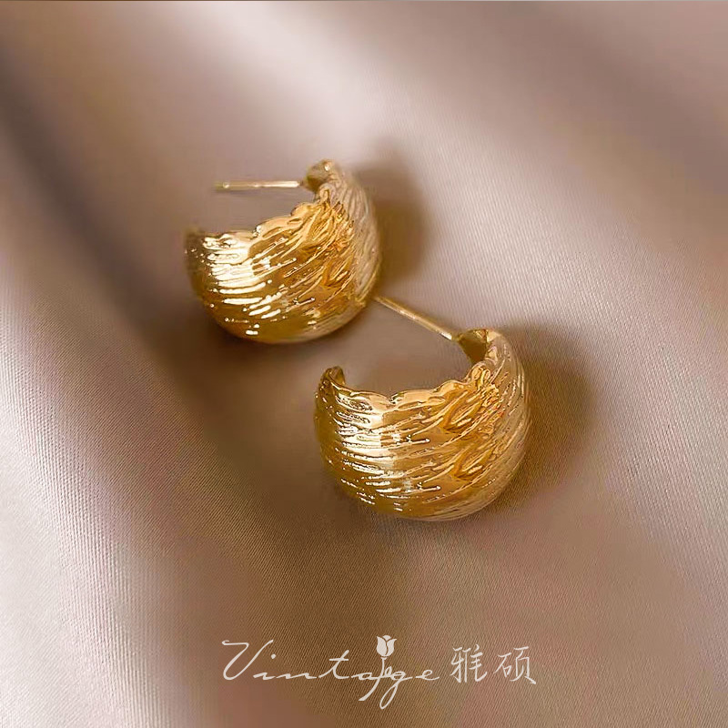 골드 주름진 볼 귀걸이