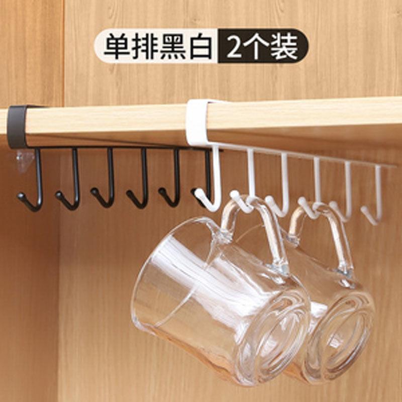 台所のフックのタンスには痕跡のない整理棚があります。|undefined