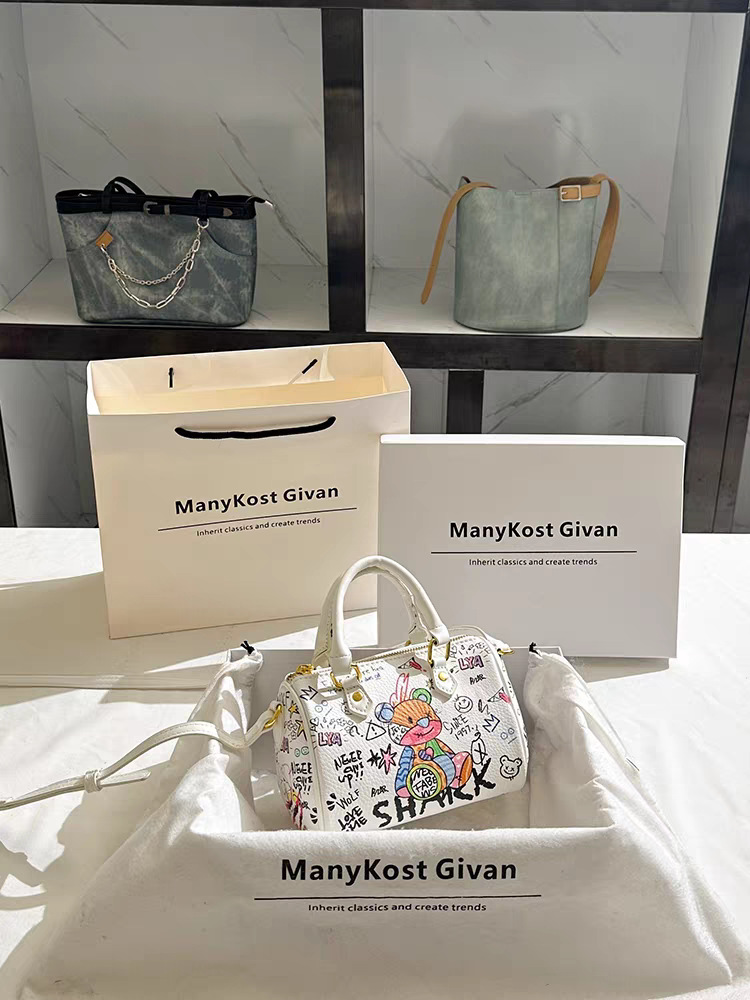 Borsa a spalla da donna con stampa graffiti e orsetto alla moda_voghion.com