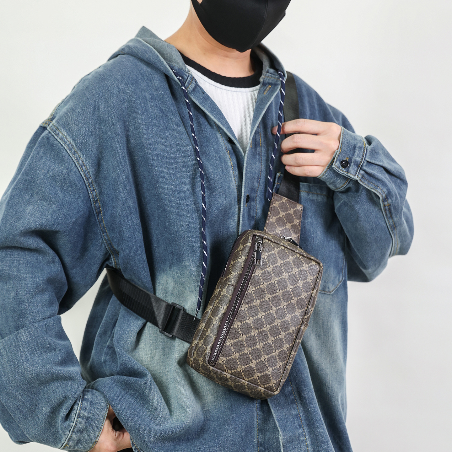 Mochila bandolera pequeña para hombre, estilo deportivo, ideal para ocasiones informales. También disponible en versión para mujer._voghion.com