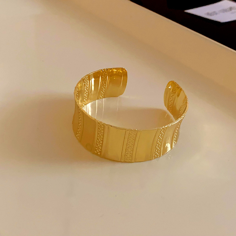 Europa y América plisada redonda abierta pulsera de metal estilo frío pulsera personalizada luz lujo alto sentido pulsera fábrica al por mayor